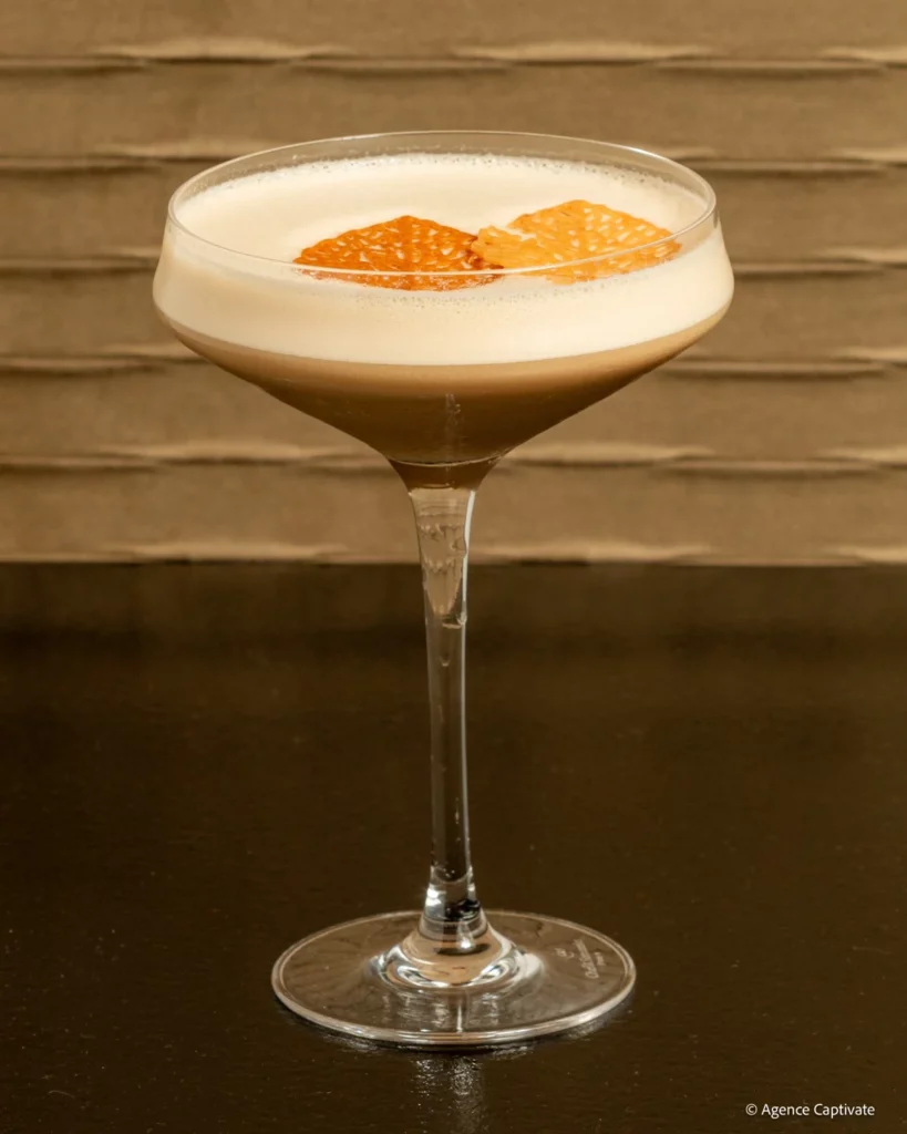 Cocktail en coupe, mousse claire et tuiles dorées
