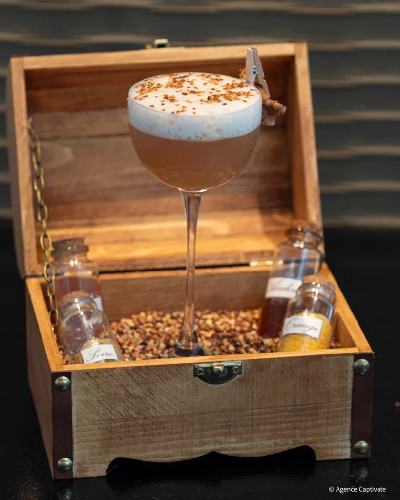 Cocktail mousseux en coupe dans un coffre en bois