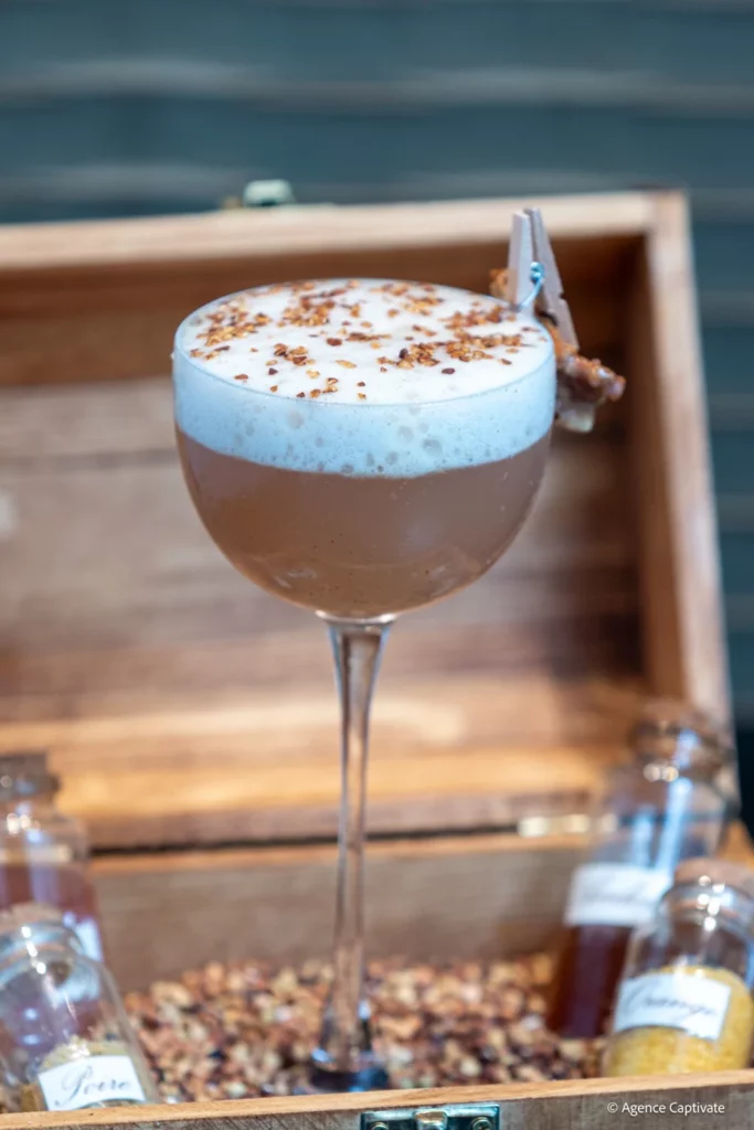 Gros plan sur la coupe mousseuse présentée dans le coffre